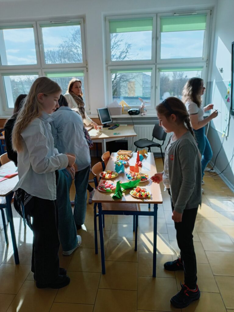 dzieci przy stoliku ze słodyczami