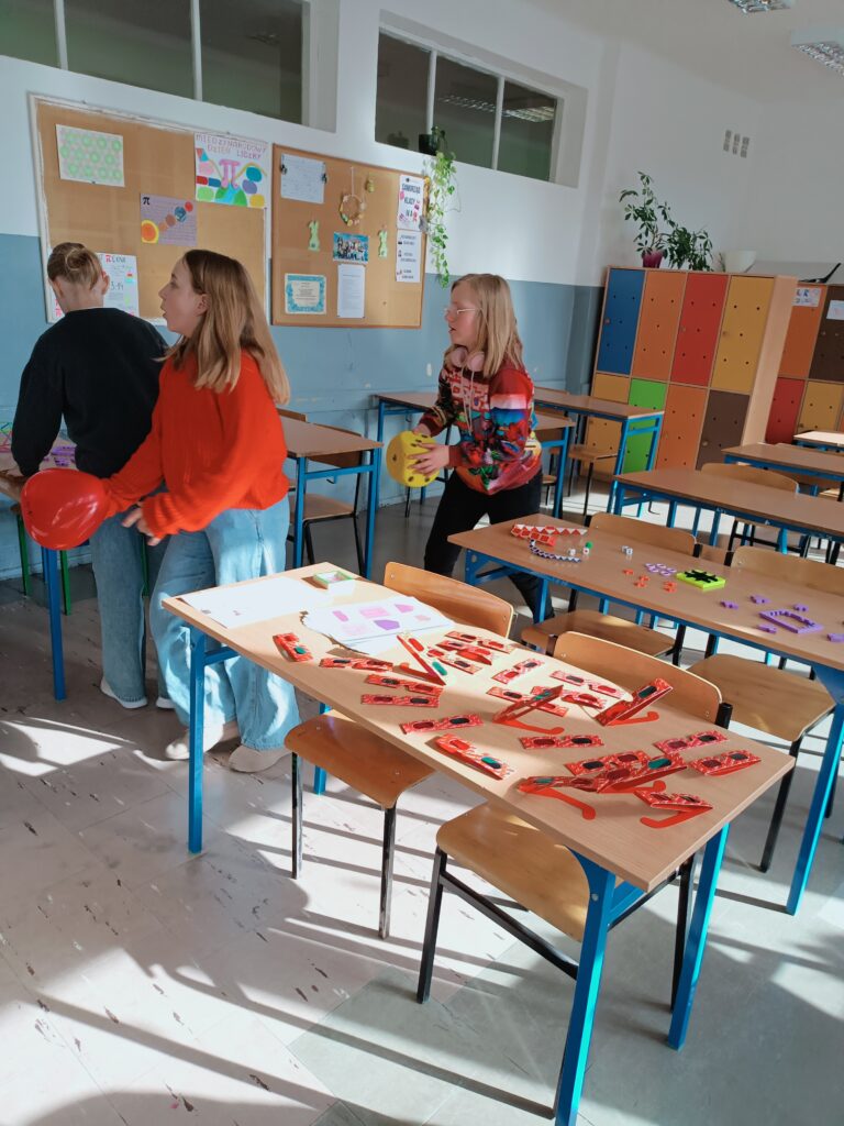 dzieci mają balon i dużą kostkę
