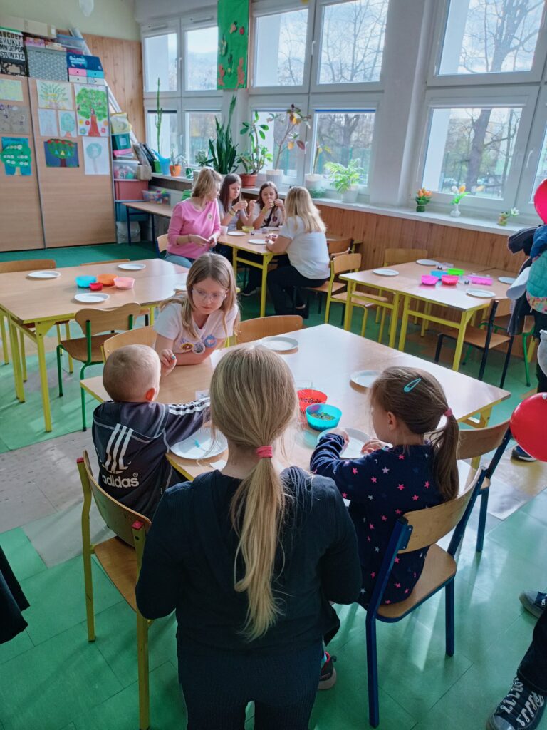 dzieci wykonują prace przy stoliku