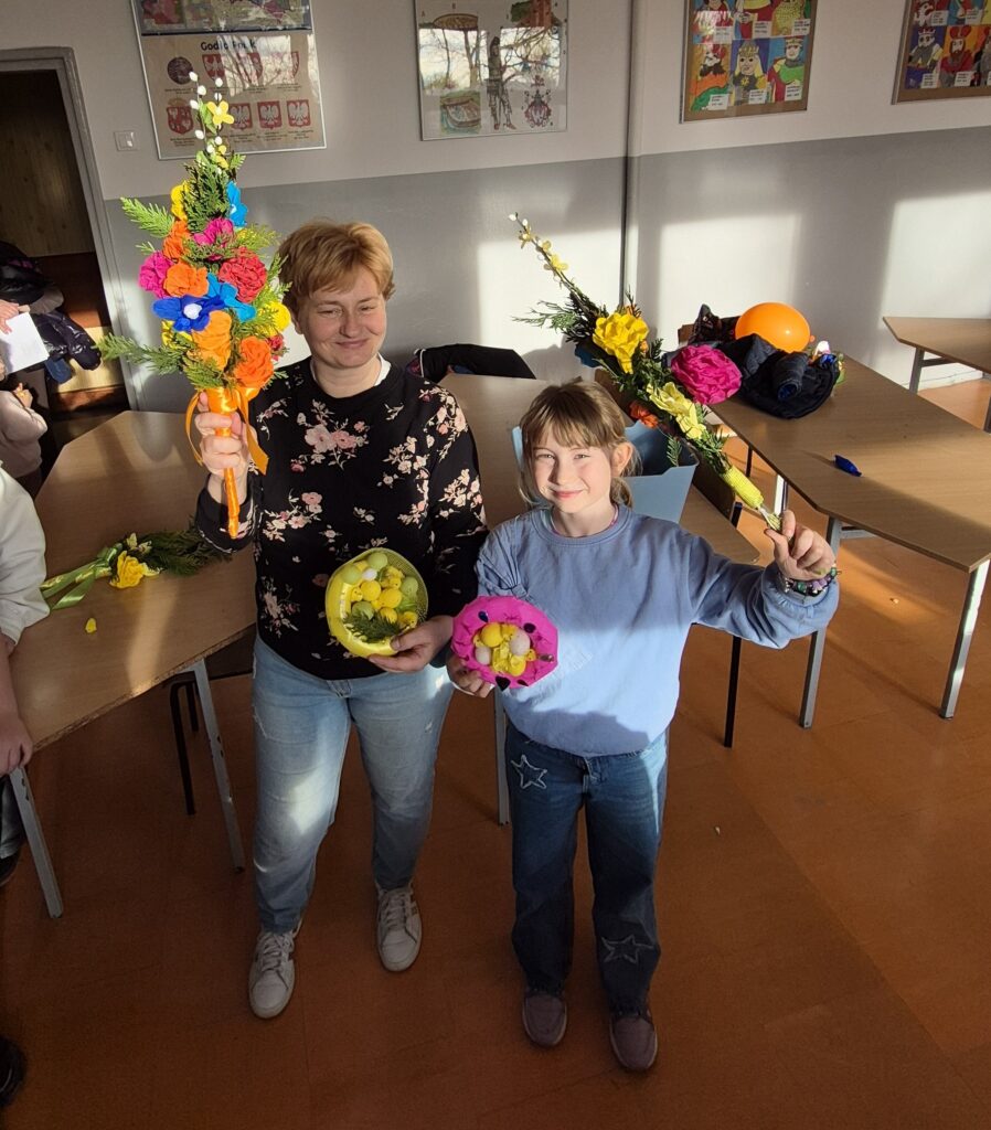 mama z córką prezentują swoje palmy wielkanocne