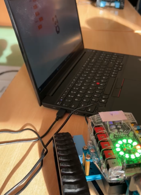 robot świecący się na zielono