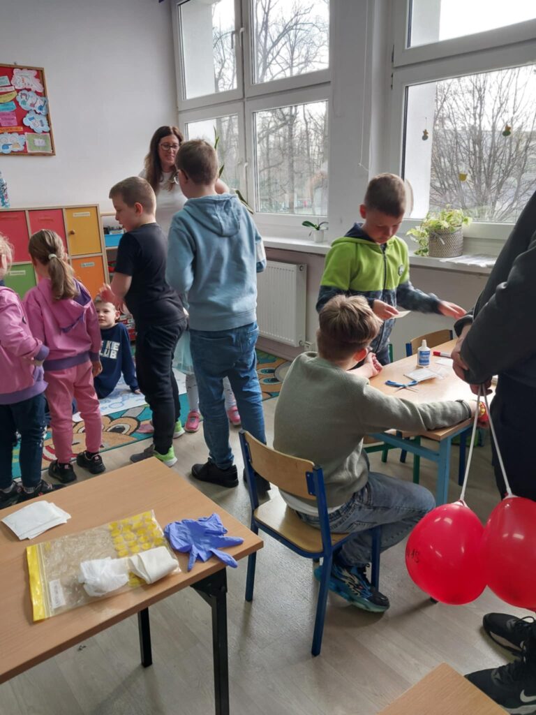 uczniowie zwiedzają jedna z sal w szkole