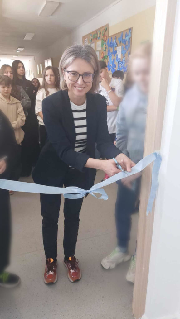 pani z Rady Rodziców przecina wstęgę