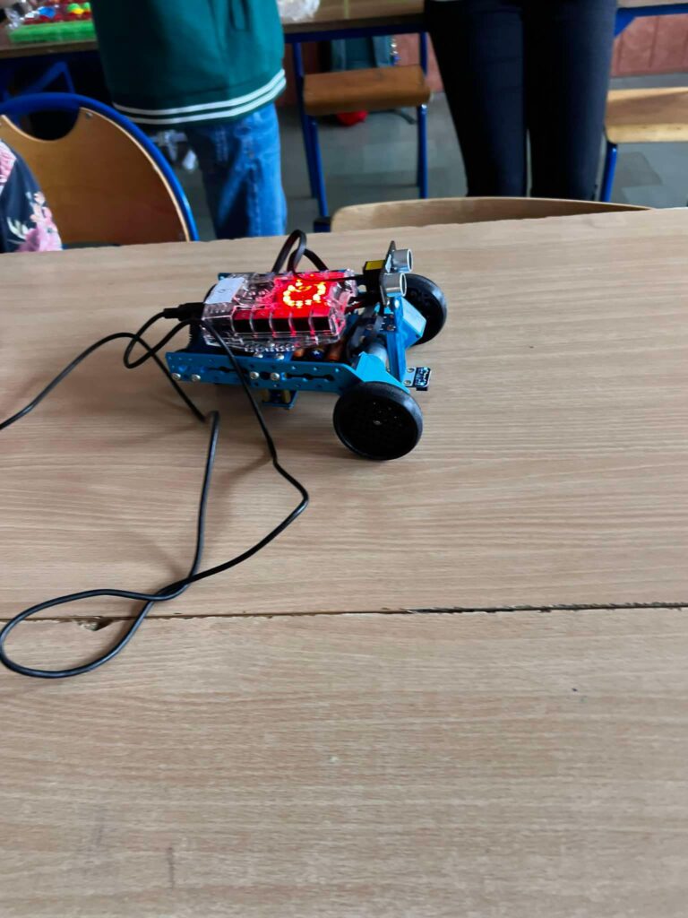 robot świecący się na czerwono