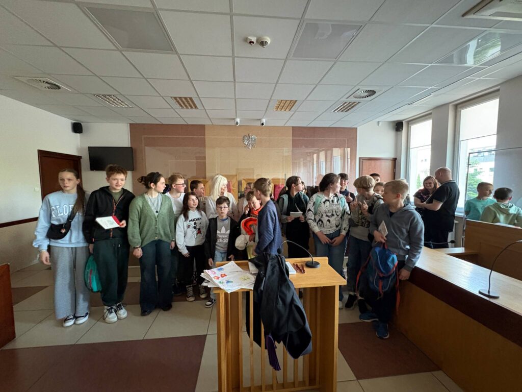 zdjęcie grupowe z panią sędzią 