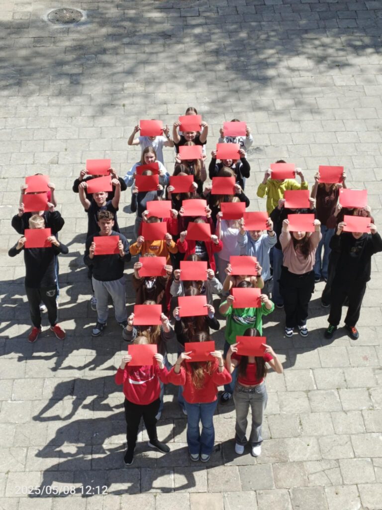 uczniowie stworzyli formację przypominającą znak Czerwonego Krzyża, uwieczniając ten moment na fotografii