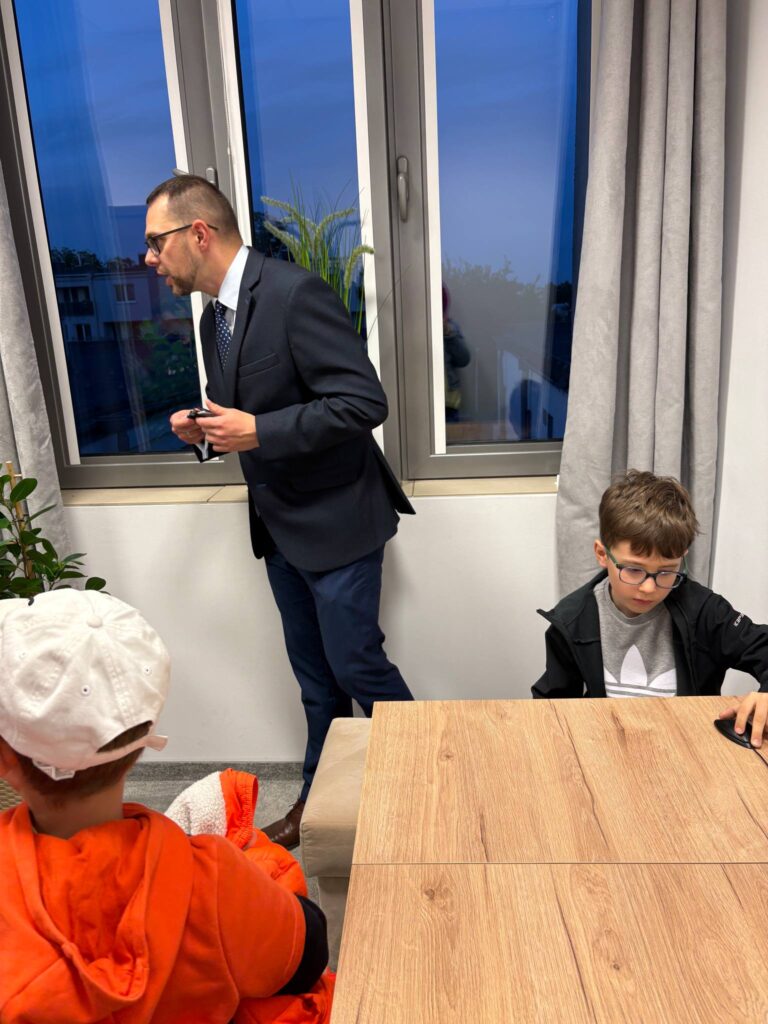 dzieci zwiedzają pokój przyjaznych przesłuchań
