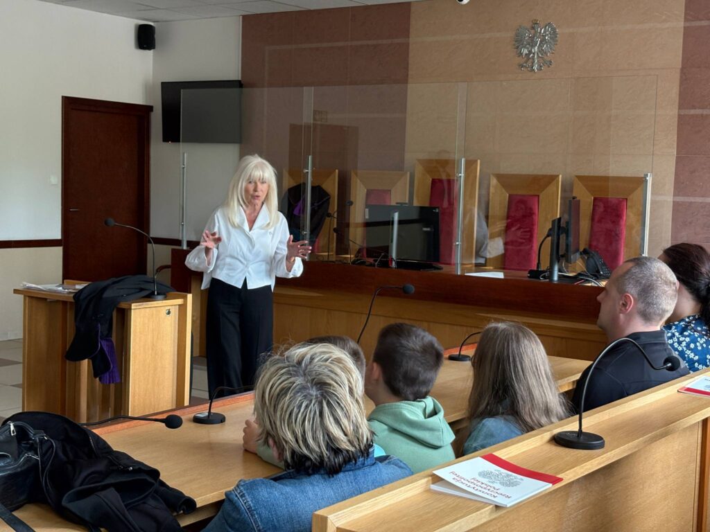 sędzina rozmawia z dziećmi o swojej pracy i przepisach prawa 