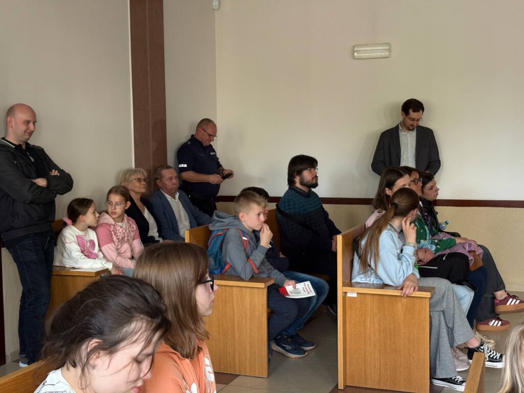 dzieci słuchają sędziny 