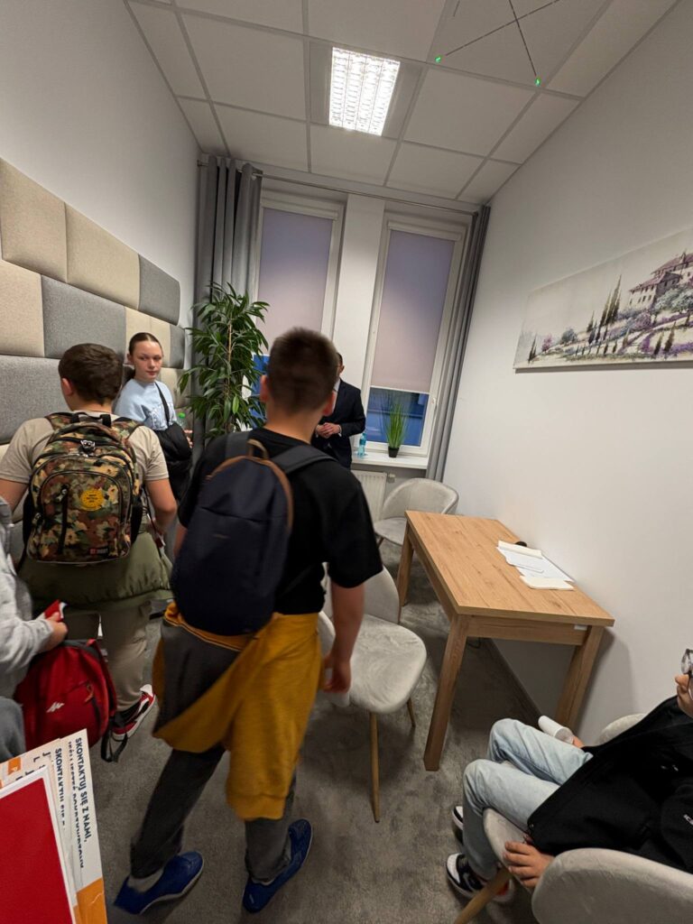 dzieci zwiedzają pokój przyjaznych przesłuchań