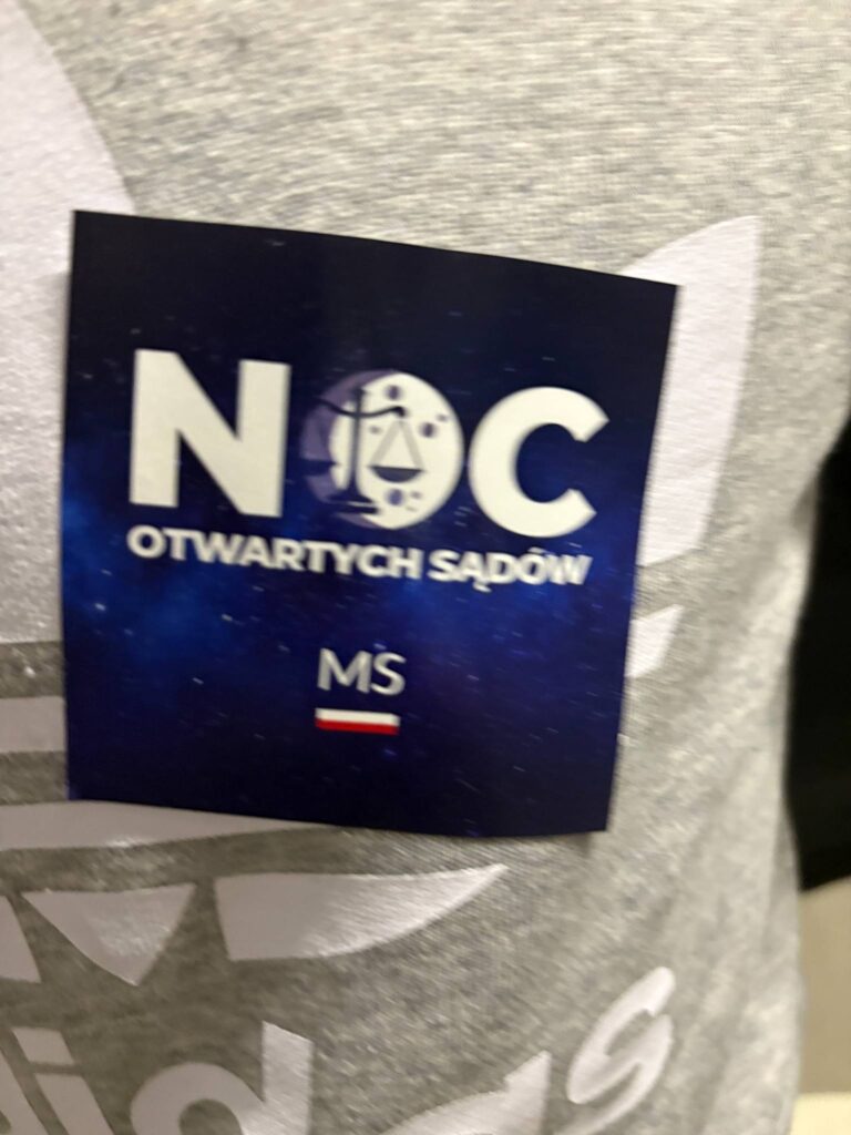 zdjęcie naklejki na bluzce:  noc otwartych sądów MS