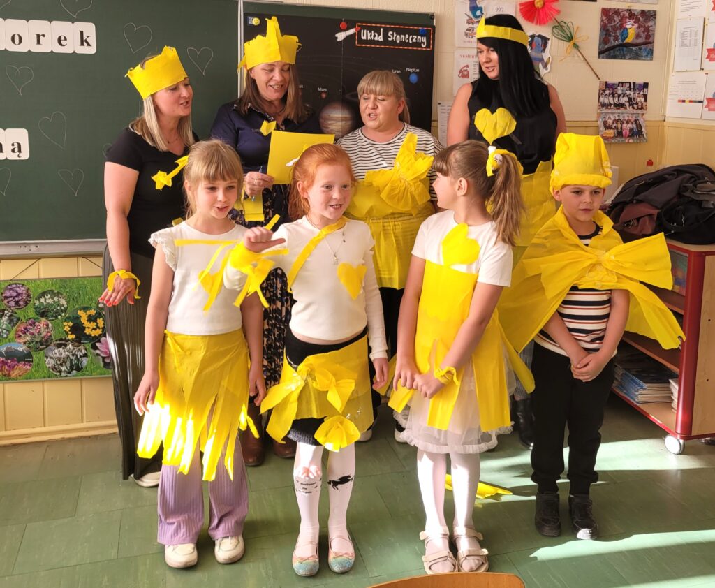 zdjęcie drużyny przebranej na żółto