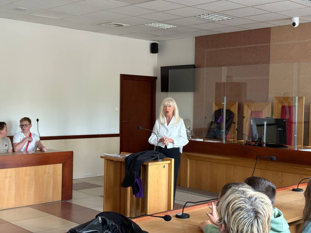 sędzina rozmawia z dziećmi o swojej pracy i przepisach prawa 