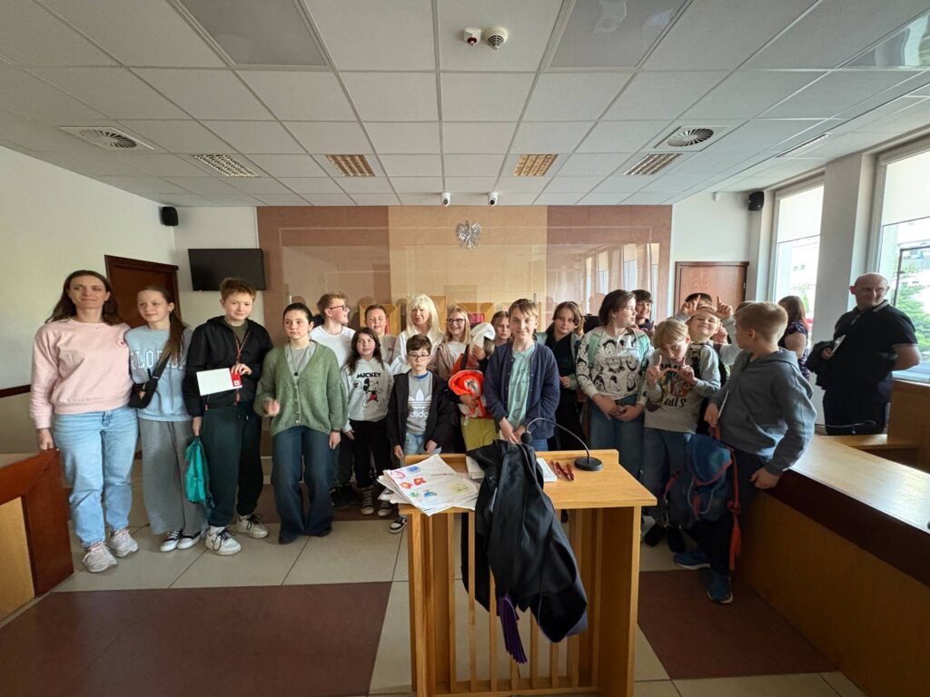 zdjęcie grupowe z panią sędzią 