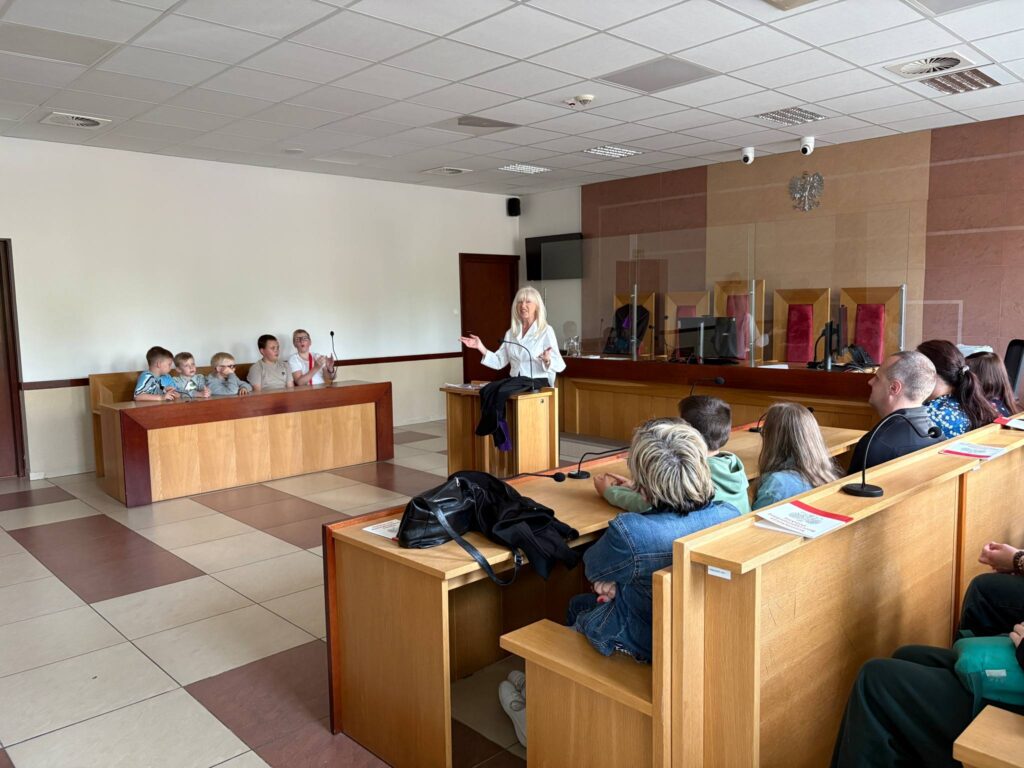 sędzina rozmawia z dziećmi o swojej pracy i przepisach prawa 