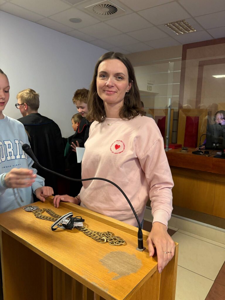 zdjęcie nauczyciela przy miejscu zeznań 