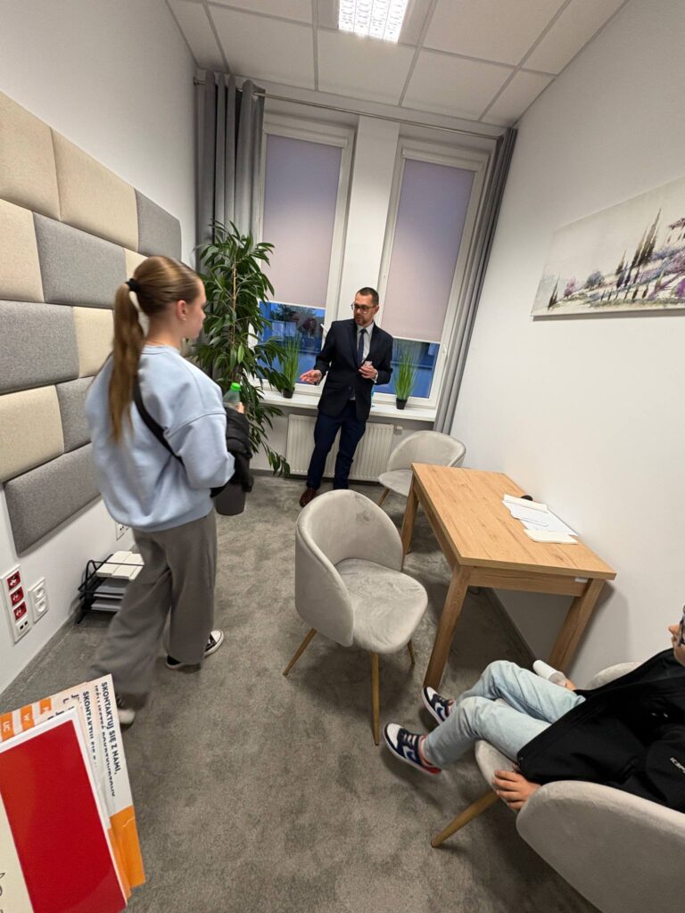 dzieci zwiedzają pokój przyjaznych przesłuchań