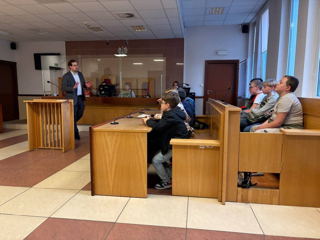 pracownik sądu opowiada uczniom o przepisach