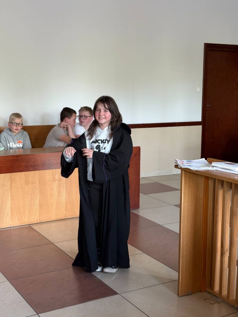 uczennica przymierza togę 
