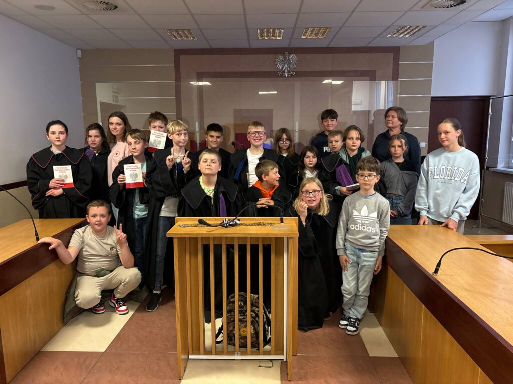 zdjęcie grupowe uczniów. Niektórzy ubrani w togi. 