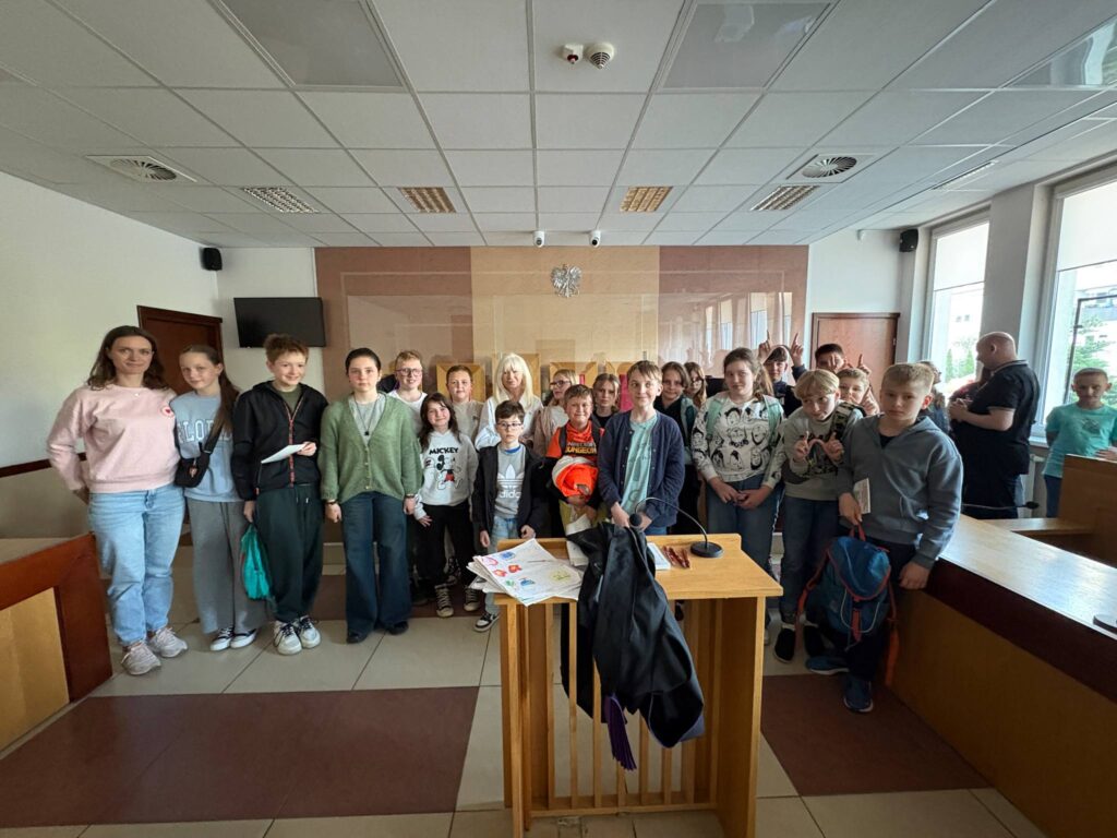 zdjęcie grupowe z panią sędzią 