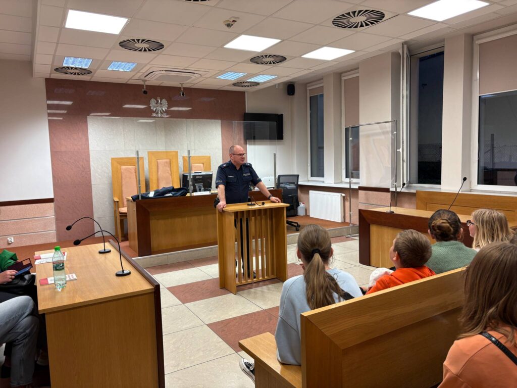policjant opowiada o tym jak wygląda praca w sądzie