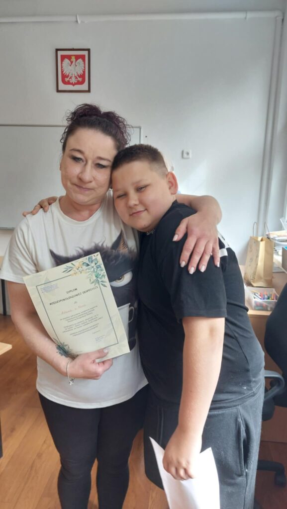 zdjęcie mamy z synem, mama trzyma dyplom