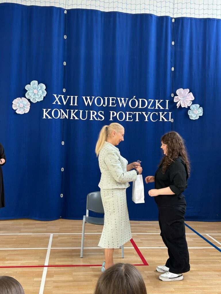 Juli wręczana jest nagroda