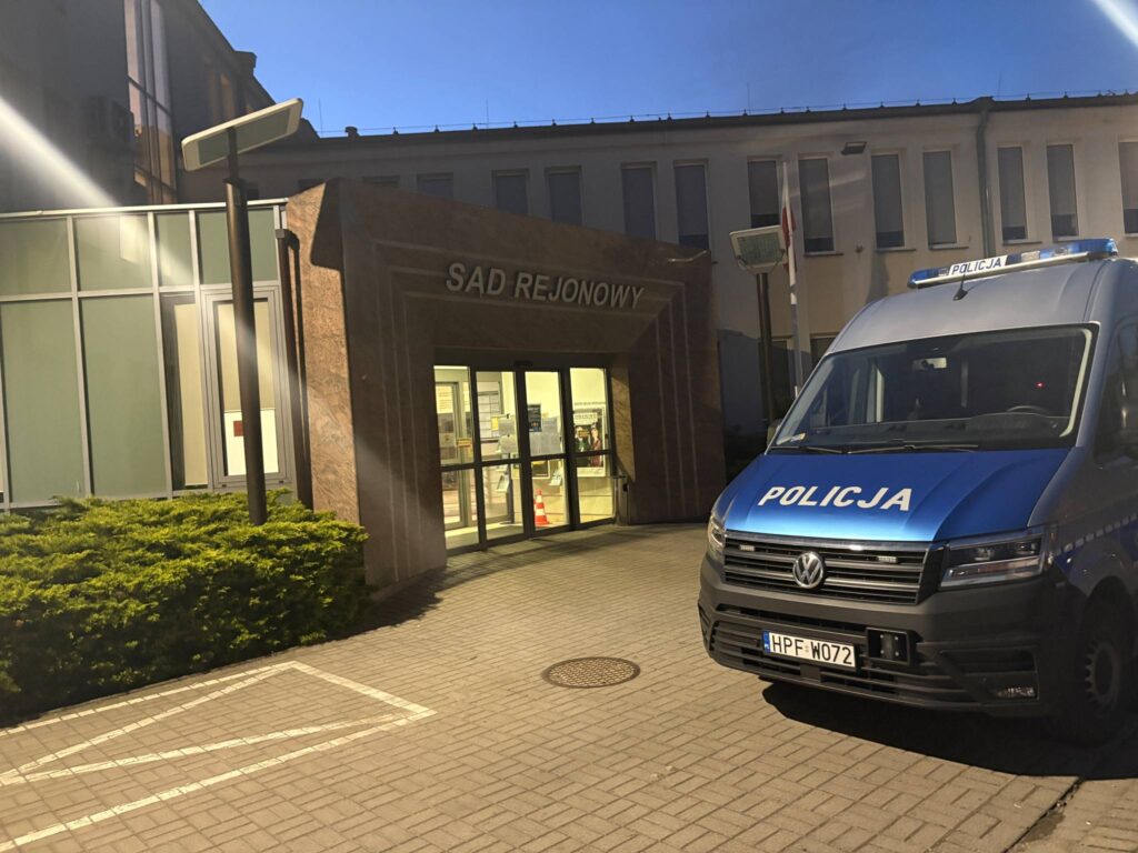 zdjęcie auta policji i sądu rejonowego