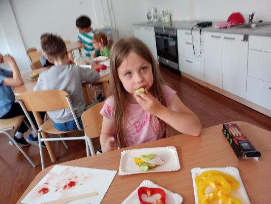uczennica je warzywa