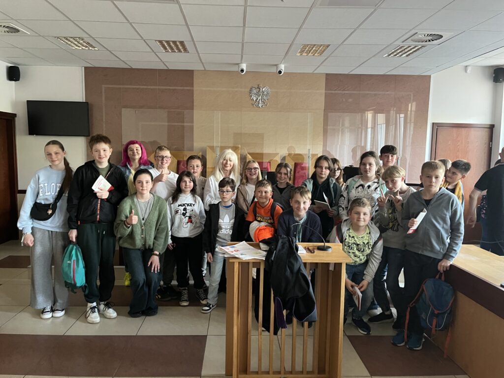 zdjęcie grupowe uczniów i nauczycieli w togach 