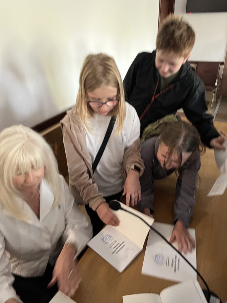 pani sędzia składa podpisy na konstytucji 