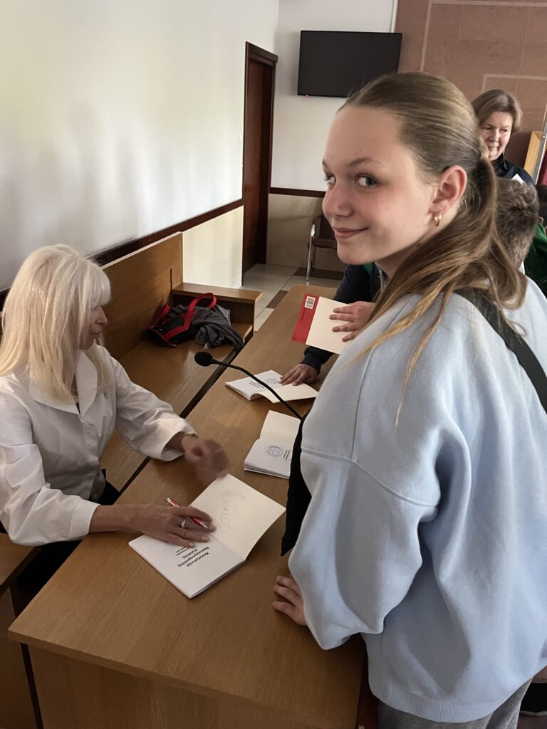 pani sędzia składa podpisy na konstytucji 