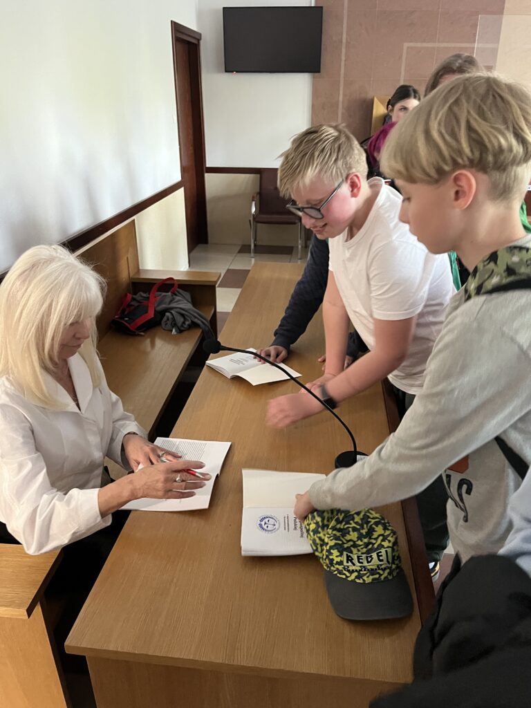 pani sędzia składa podpisy na konstytucji 