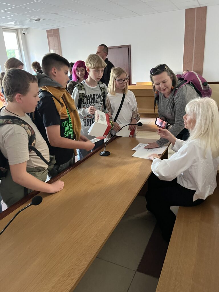 pani sędzia składa podpisy na konstytucji 