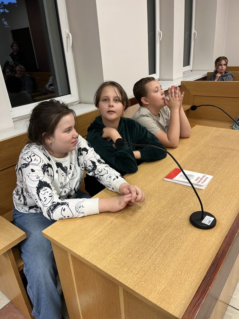 uczniowie siedzą w ławach na sali przebiegu rozpraw