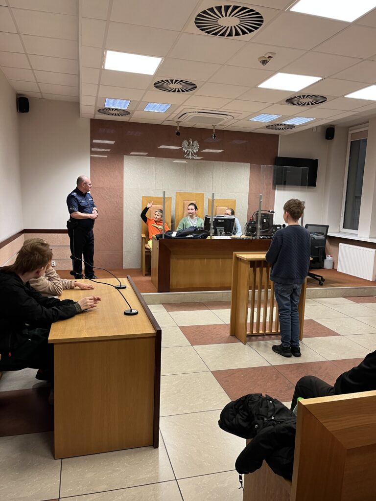 uczniowie uchwyceni podczas inscenizacji rozprawy 