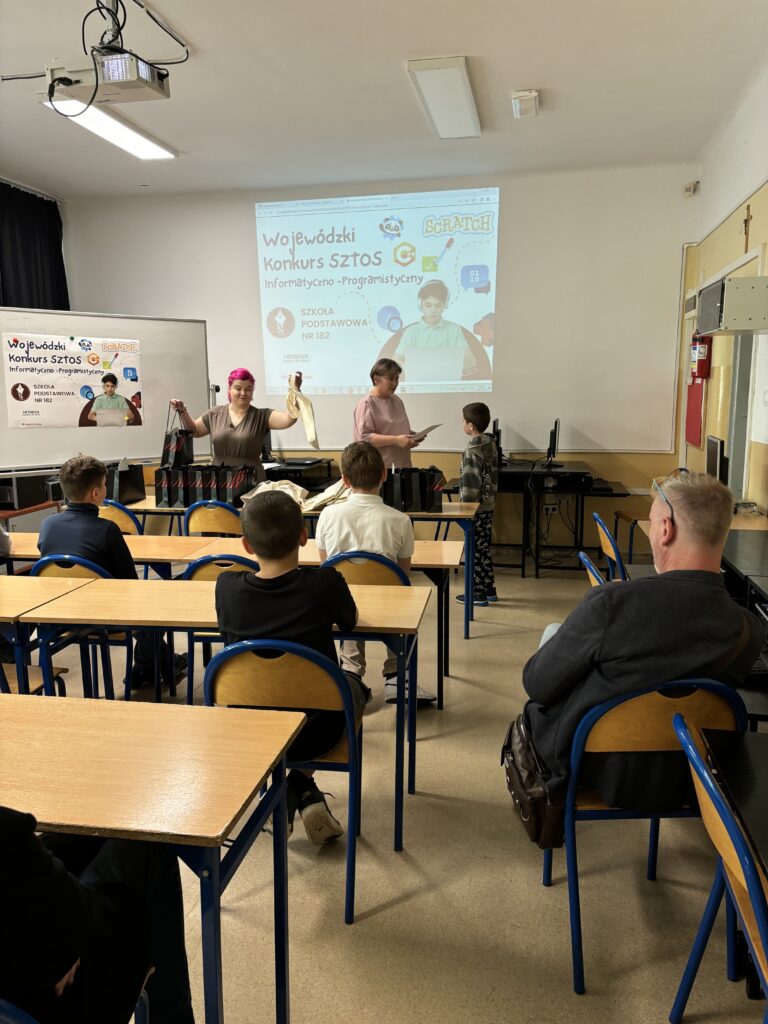 Pani Dyrektor wręcza dyplom i nagrodę uczestnikowi konkursu