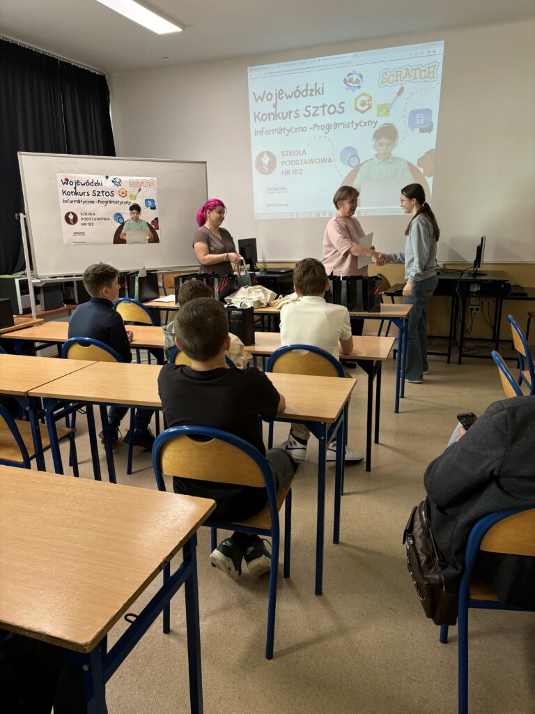 Pani Dyrektor wręcza dyplom i nagrodę uczestnikowi konkursu