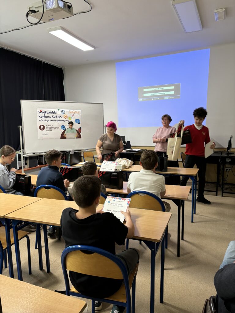 Pani Dyrektor wręcza dyplom i nagrodę uczestnikowi konkursu