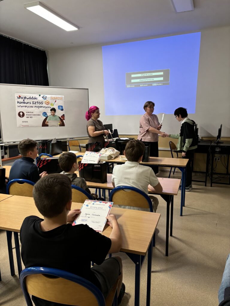 Pani Dyrektor wręcza dyplom i nagrodę uczestnikowi konkursu