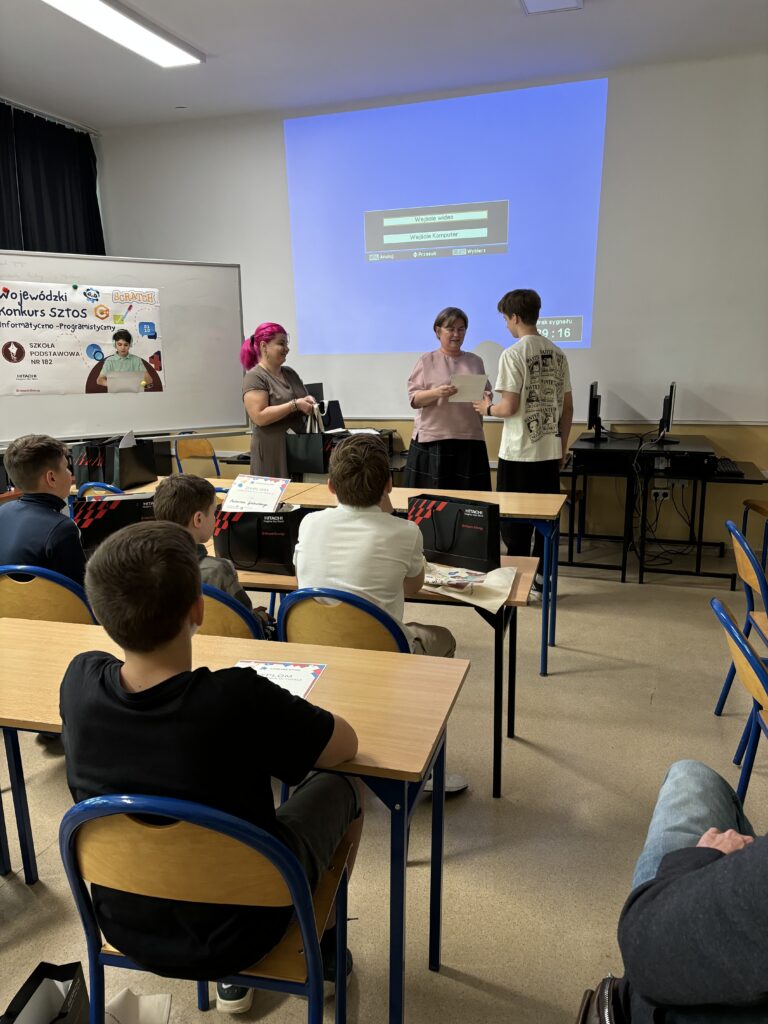 Pani Dyrektor wręcza dyplom i nagrodę uczestnikowi konkursu