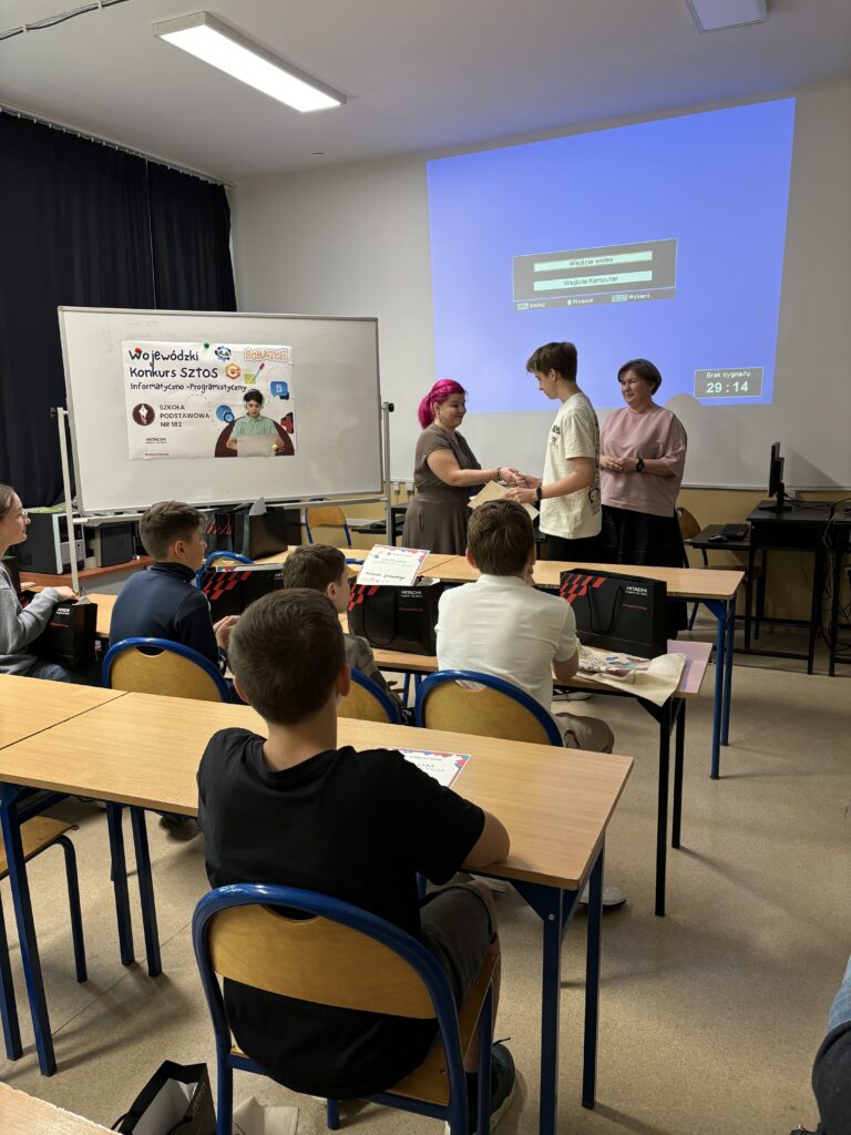 Pani Dyrektor wręcza dyplom i nagrodę uczestnikowi konkursu
