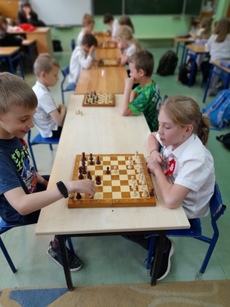 Uczniowie klas drugich zmagają się w szachowych rozgrywkach.