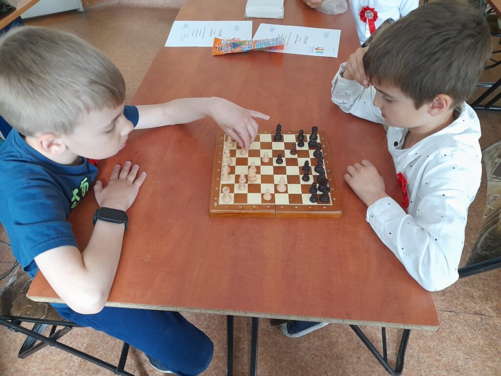 Inna para uczniów klasy drugiej zmaga się w szachowych rozgrywkach.