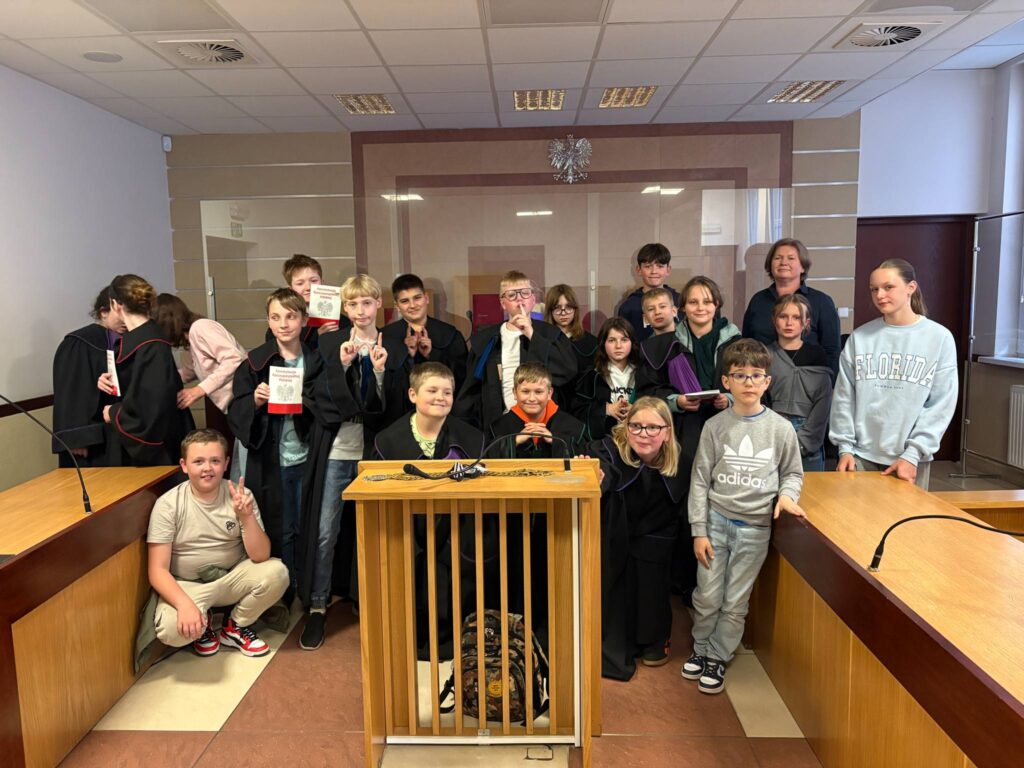 zdjęcie grupowe uczniów i nauczycieli w togach 