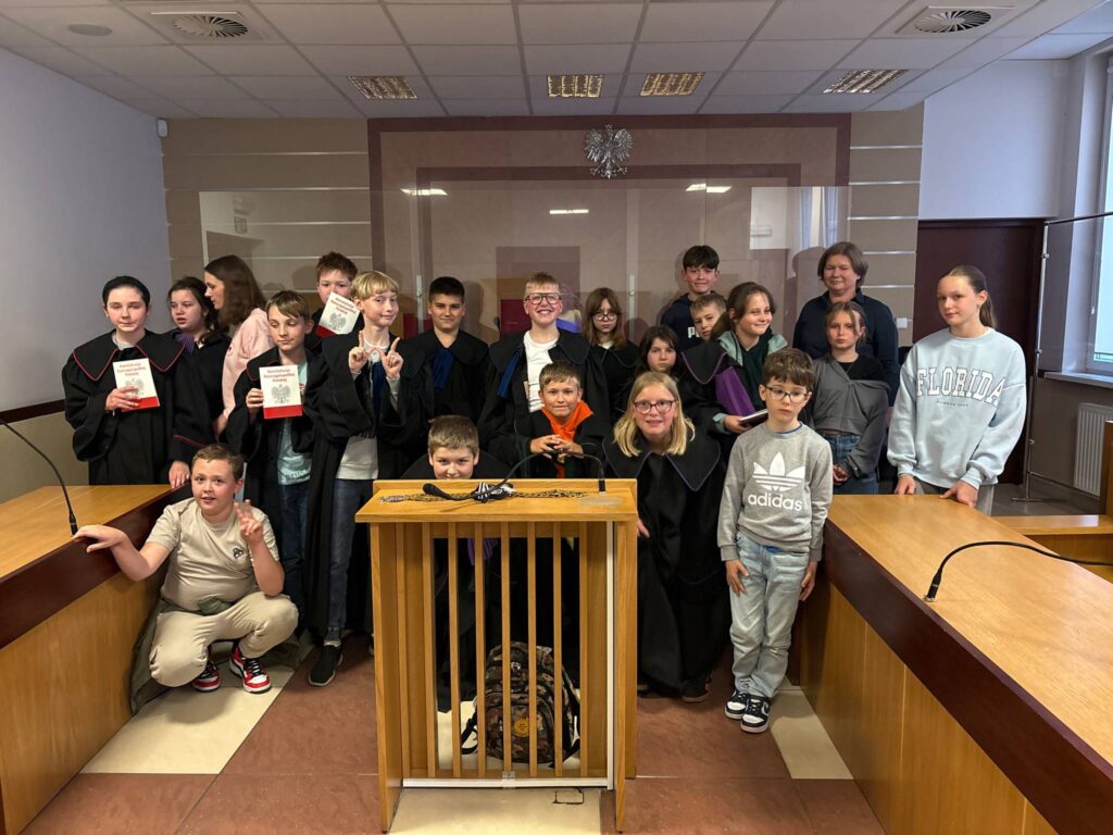 zdjęcie grupowe uczniów i nauczycieli w togach 
