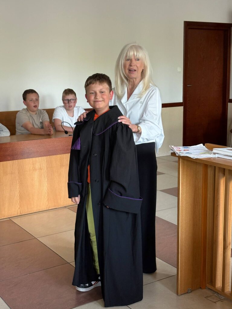 uczeń w todze przy pani sędzi 