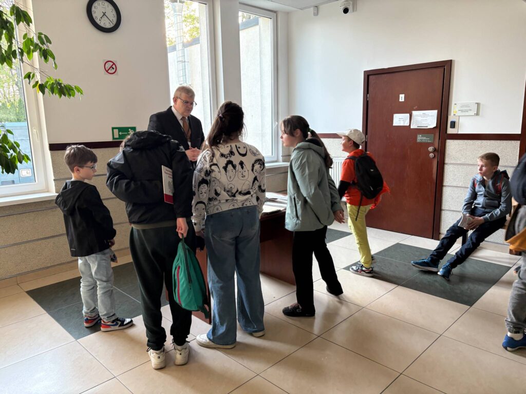 pan referent, dzieci z księgami 