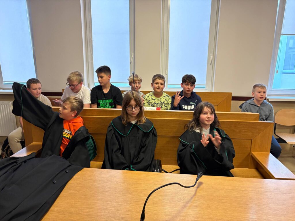 uczniowie w togach obrońców